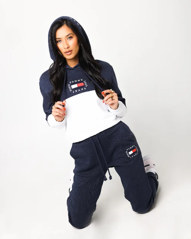 Tommy Jeans Women's Flag Slim Fit Sweat Pant Twilight Navy Cozy Tencel Blend Denim Jeans Tommy Jeans Women's Flag Slim Fit Sweat Pant Twilight Navy Cozy Tencel Blend Denim Jeans